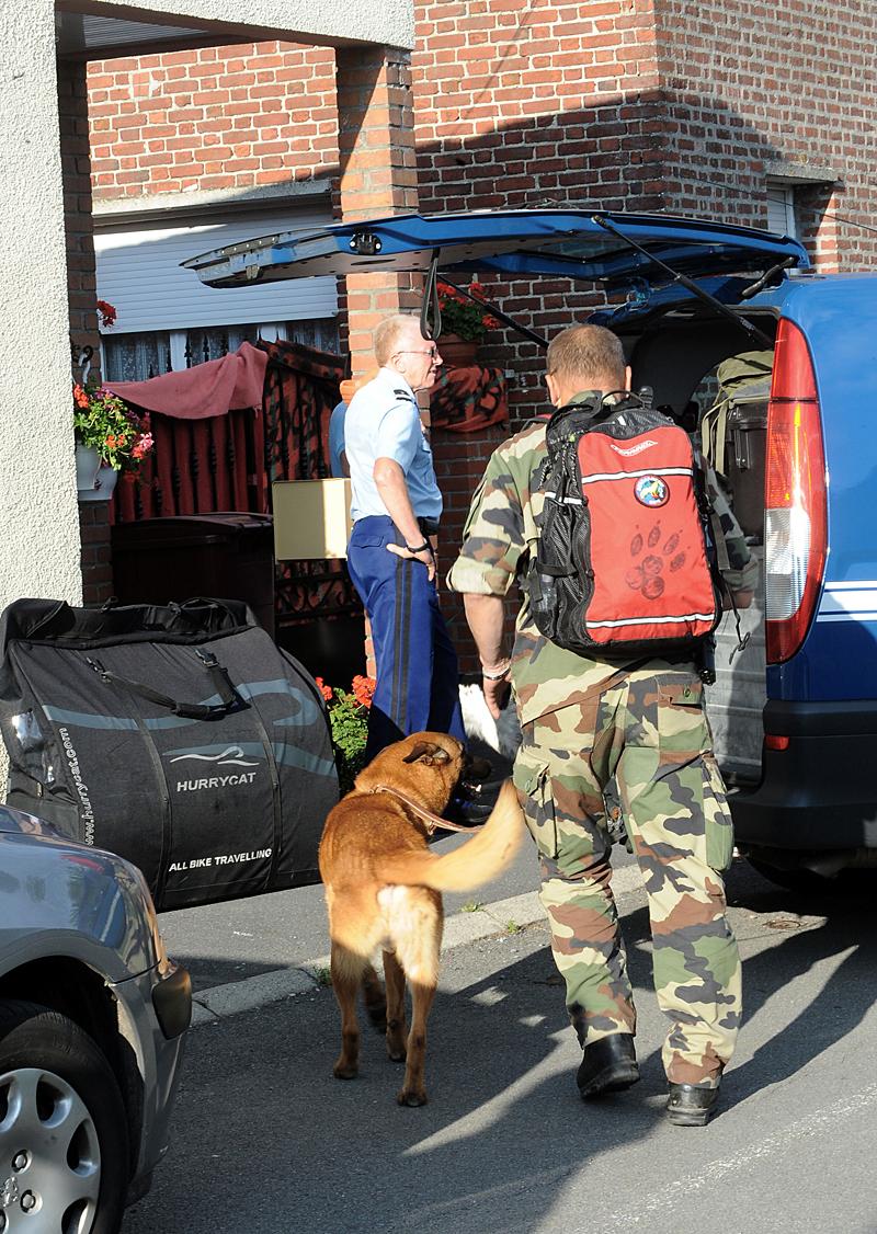 Polis sökte igenom parets hem med hjälp av hundar.