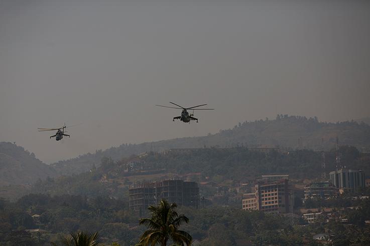 Landets två arméhelikoptrar dånar in över stadion under firandet av självständighetsdagen den 1 juli i Bujumbura.
