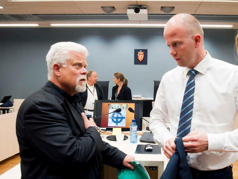 Sågade Breiviks tankar  Professorn Mattias Gardell (till vänster) vittnade i går under ­rättegången mot Anders Behring Breivik som en av försvarets experter. Gardell resonerade bland annat att Breiviks vanföreställningar inte har skapats i hans huvud – utan att ­konspirationsteorierna faktiskt finns.