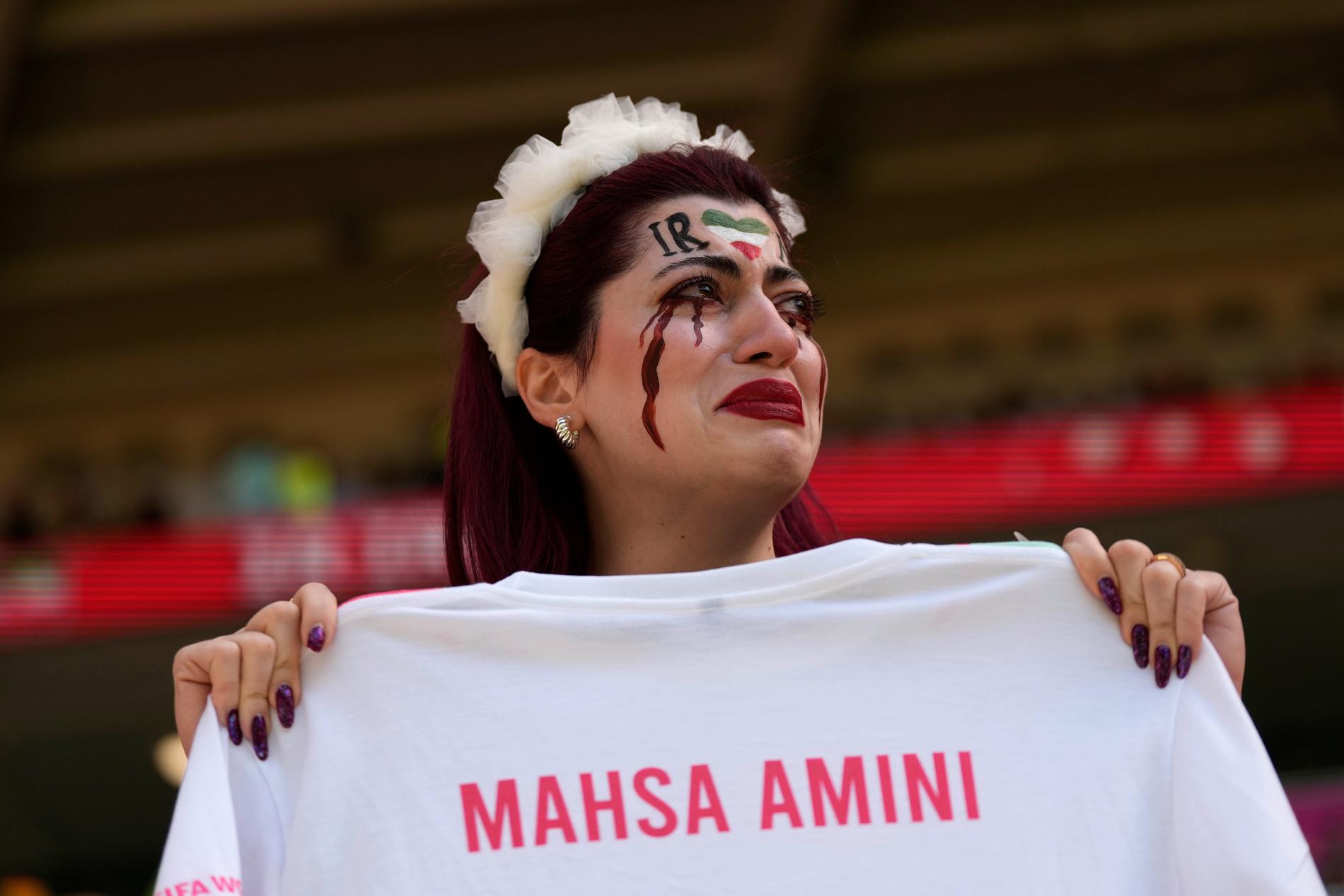 En iransk kvinna hedrade minnet av Mahsa Jina Amini vid Ahmad Bin Ali Stadium i Qatar förra veckan. 