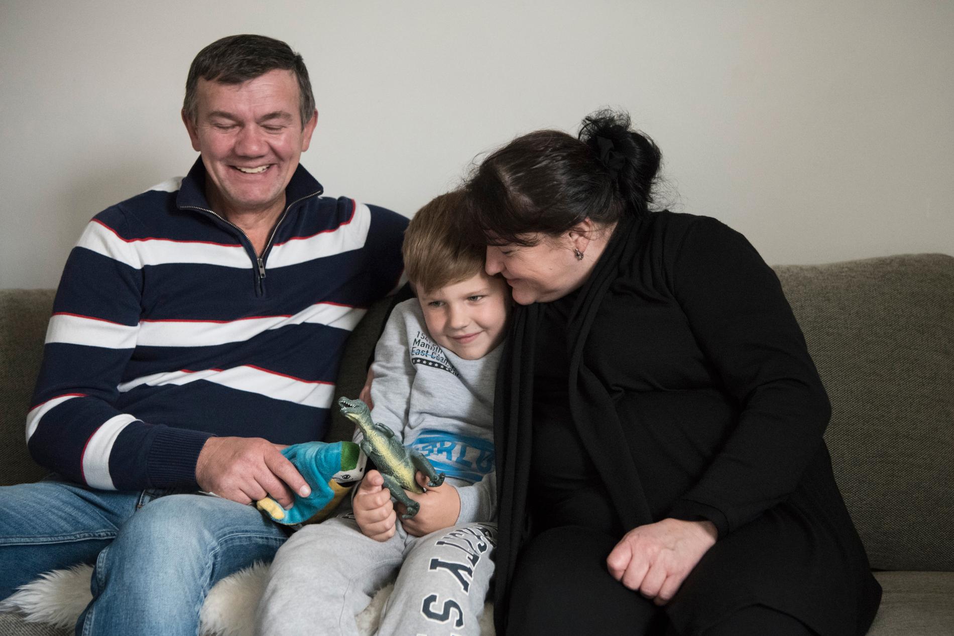 Denis morfar och mormor vill uppfostra honom och har inlett en adoptionsprocess.