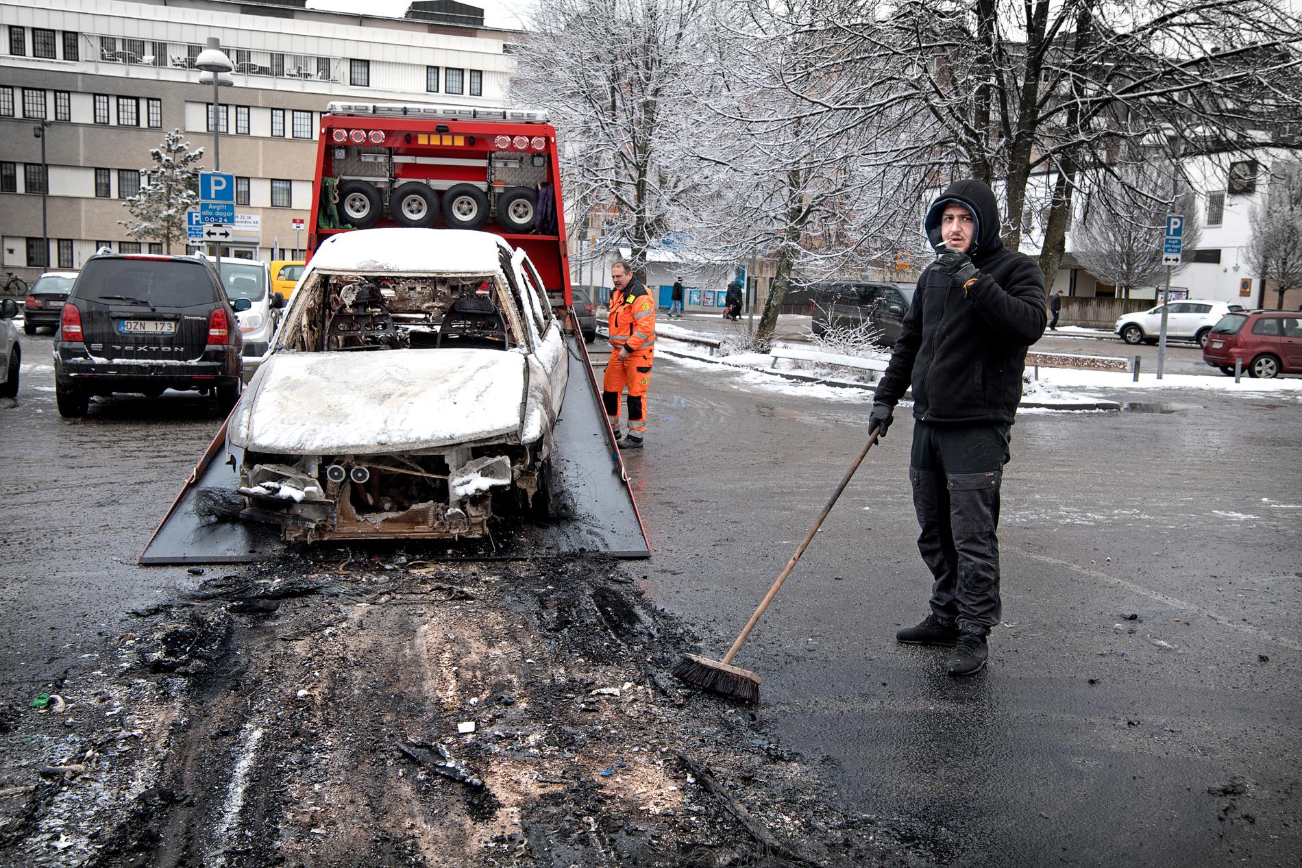 Dagen efter i Rinkeby. Lazaros Karipidis, städar upp efter bilbränderna.