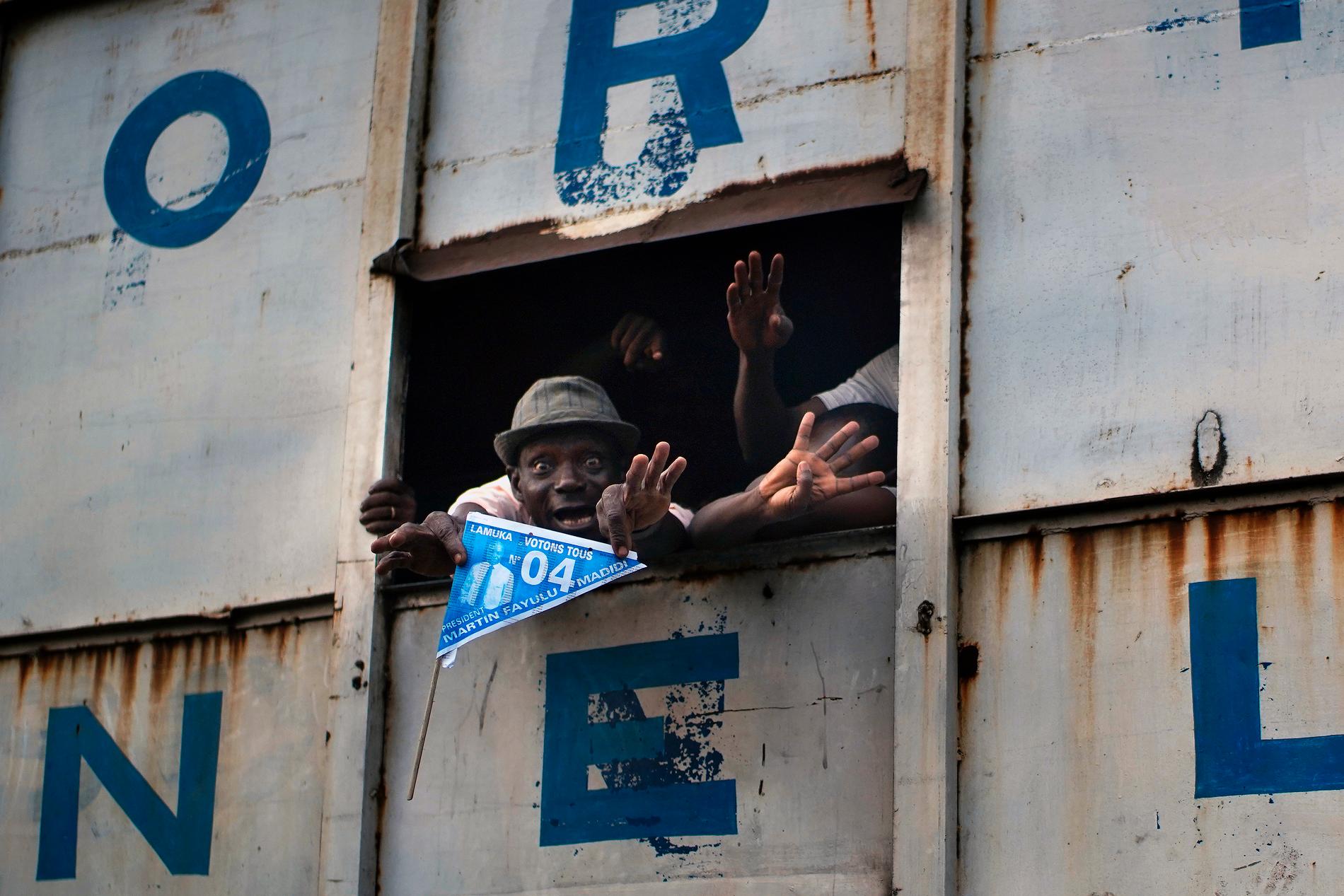 Anhängare av presidentkandidaten Martin Fayulu på väg till Nsele, cirka 50 kilometer öster om huvudstaden Kinshasa.