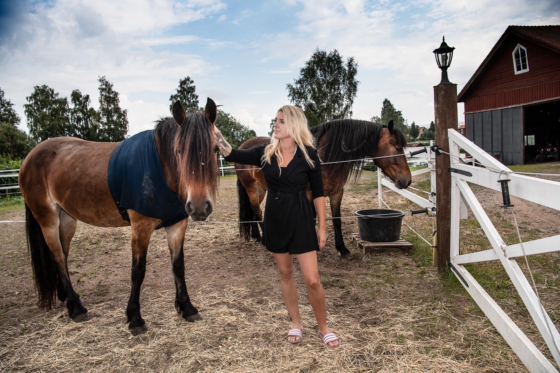 Jeanette älskade hästar, ett intresse som senare dottern Nathalie delade. Hon äger själv två hästar och tävlar i trav.