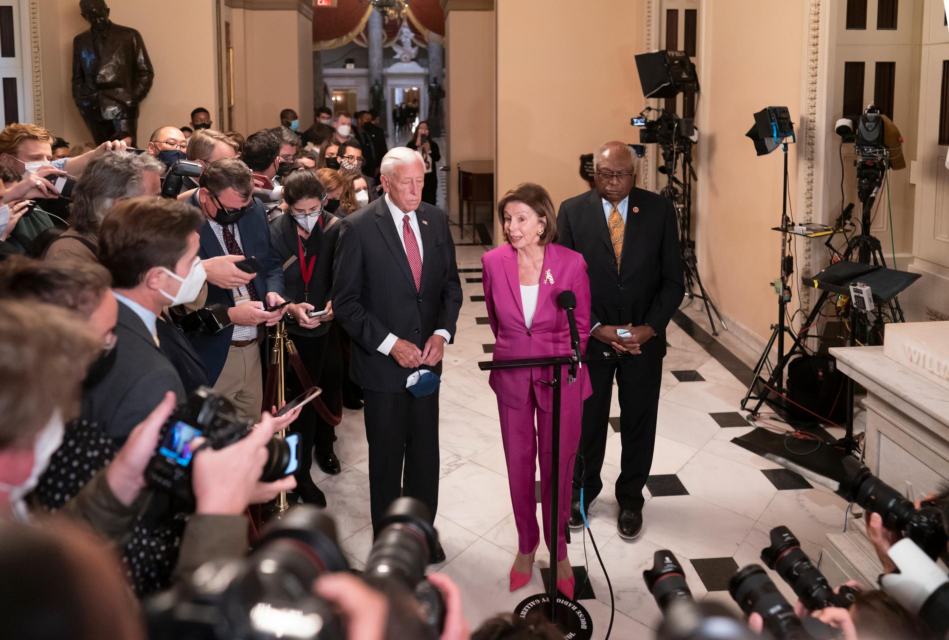 Talmannen Nancy Pelosi, flankerad av majoritetsledaren Steny Hoyer och James Clyburn.