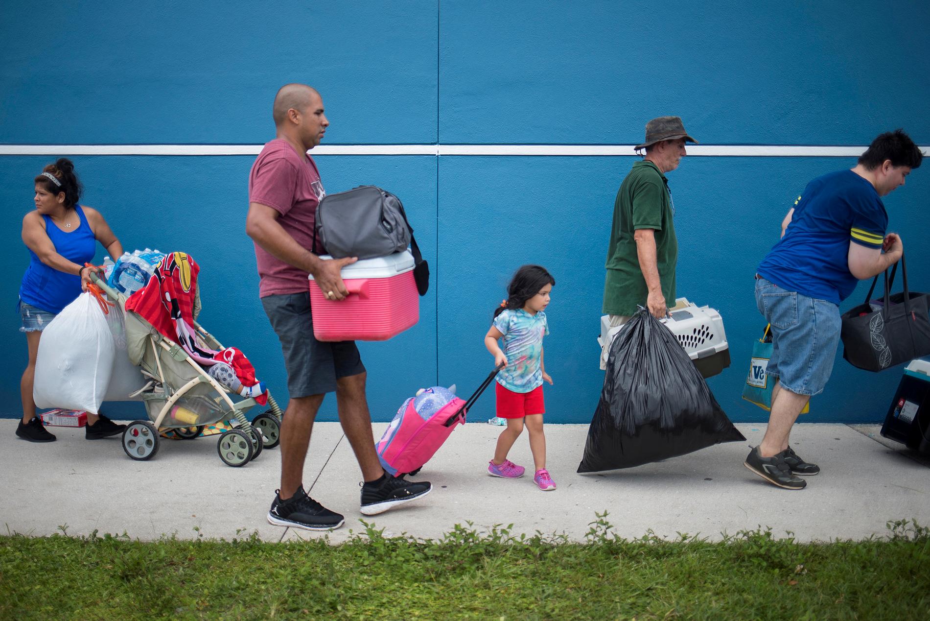 Evakuerade får skydd på ett mottagningscenter i Estero, Florida. 