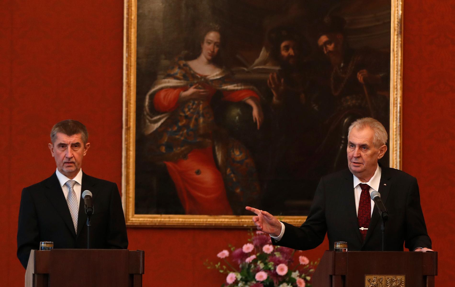 President Milos Zeman (till höger) har utsett Andrej Babis (till vänster) till Tjeckiens premiärminister. Arkivbild.