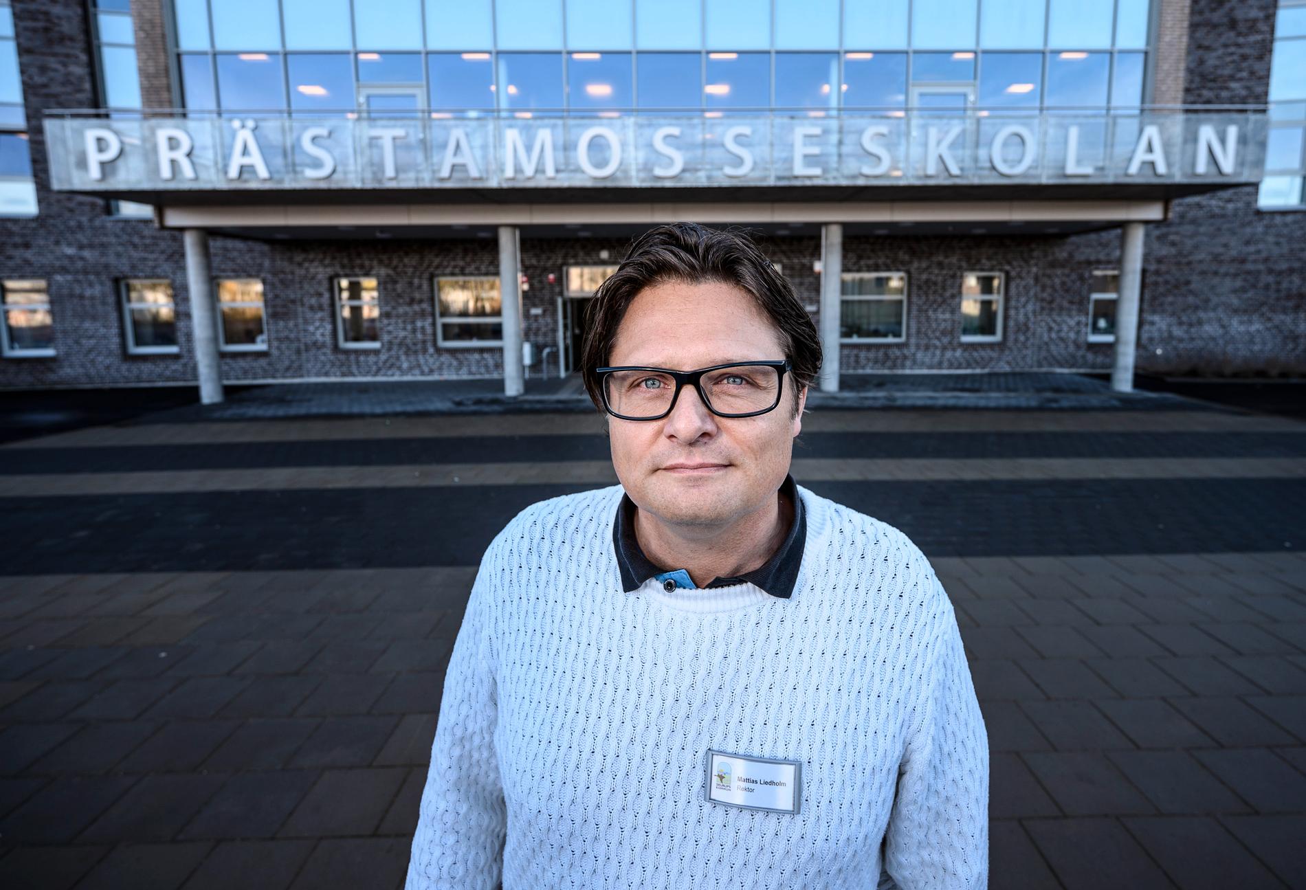 Mattias Liedholm, rektor på Prästamosseskolan i Skurup, blev på skärtorsdagen avstängd från sin tjänst. Han har tidigare vägrat införa det kommunalt beslutade slöjförbudet på sin skola, med hänvisning till vår grundlagsskyddade religionsfrihet. 