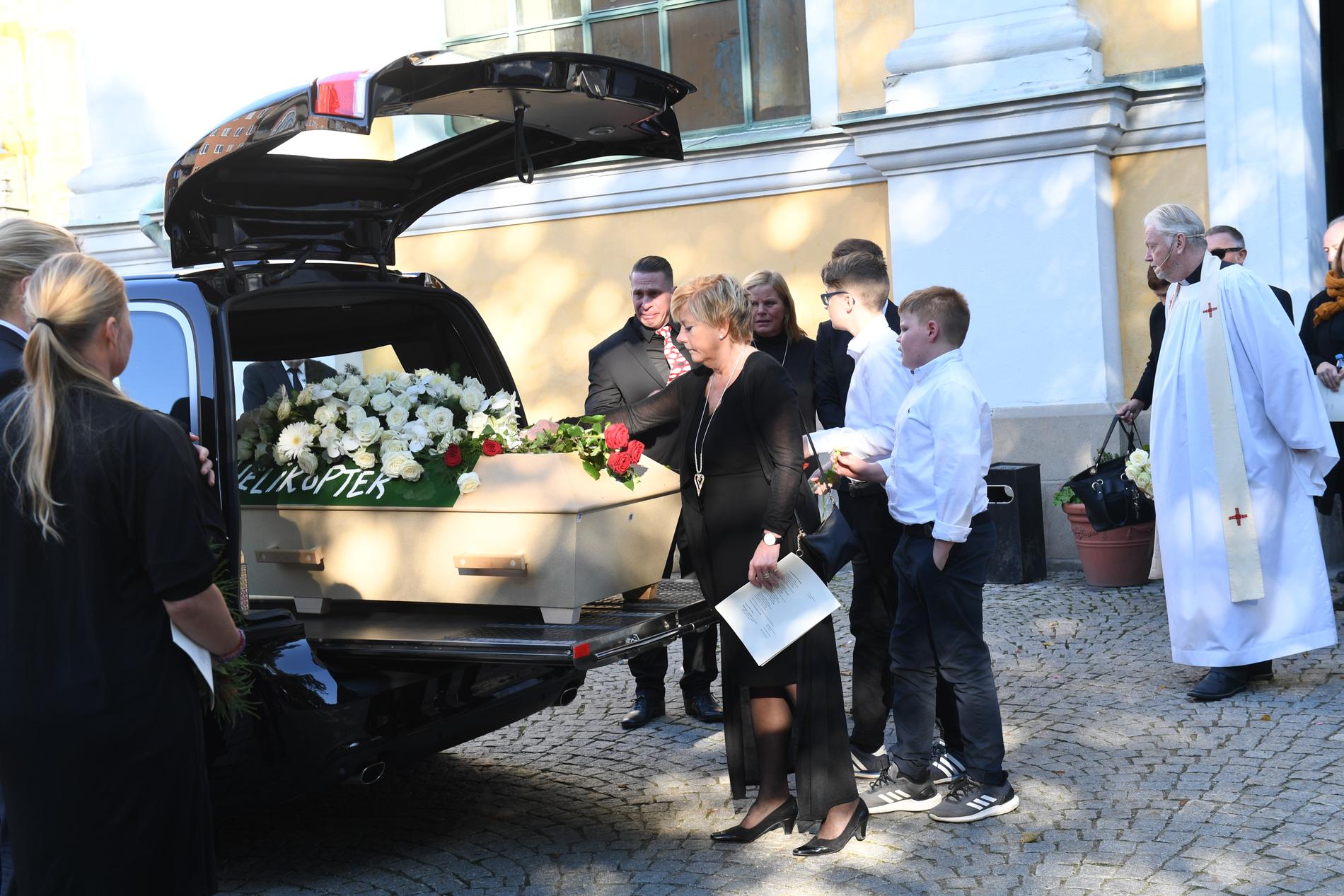 Gurianne Sandven på Janne Loffe Carlssons begravning i Katarina kyrka i Stockholm 2017.