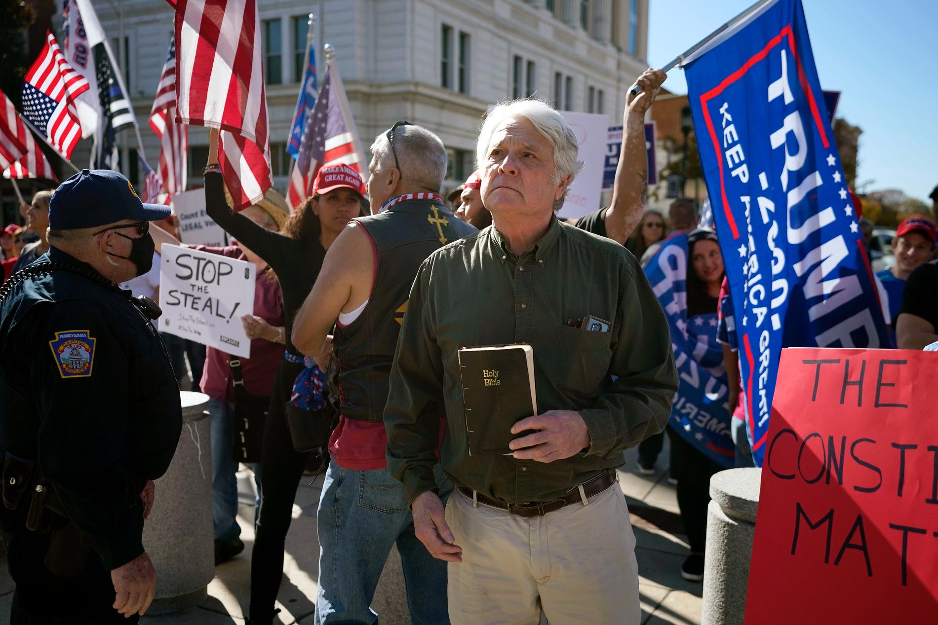 Donald Trump-anhängare protesterar utanför statshuset i Philadelphia, Pennsylvania. 
