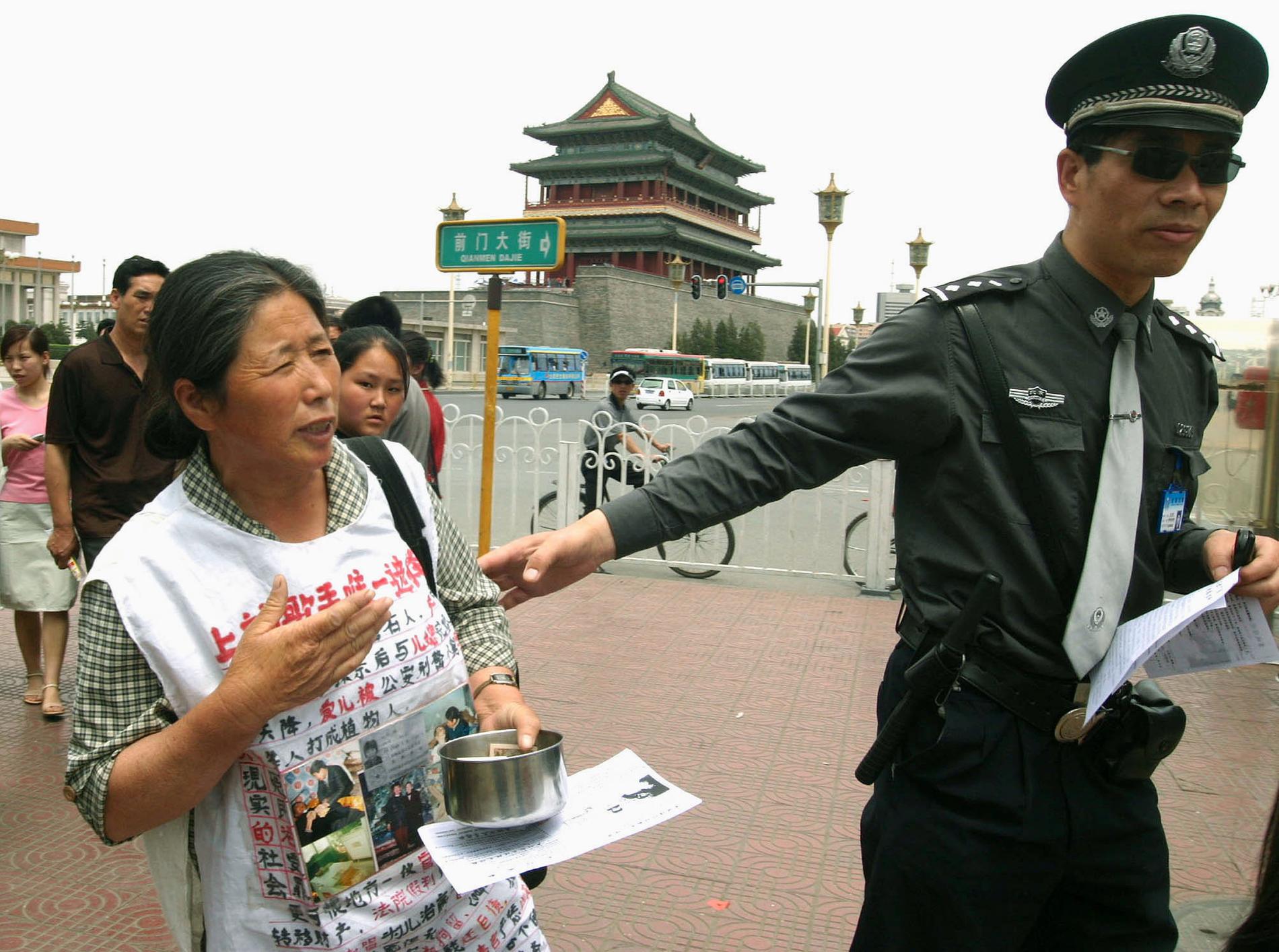 En kvinna demonstrerar på Himmelska fridens torg på den 15:e årsdagen för massakern. Inför 30-årsdagen förbereder sig Peking för att undvika att stora folksamlingar samlas för att högtidlighålla minnet av de döda. Arkivbild.