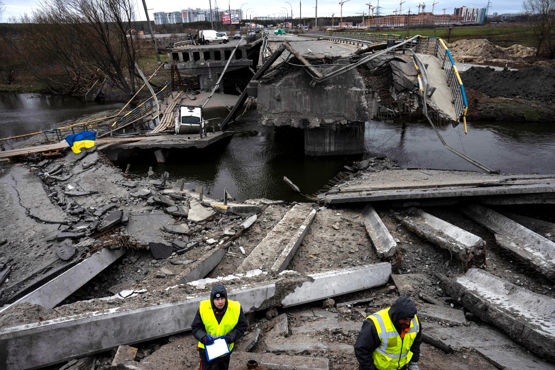 En förstord bro som leder mellan Kiev och Irpin inspekteras av ingenjörer på onsdagen.