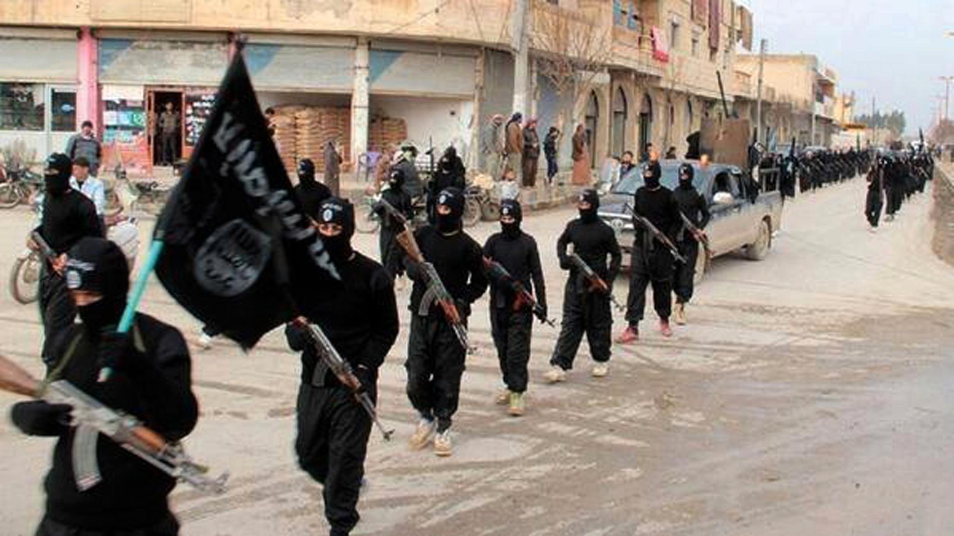 Stridande för Islamiska staten, IS, i Raqqa i Syrien 2014. (Militant Website via AP, File)