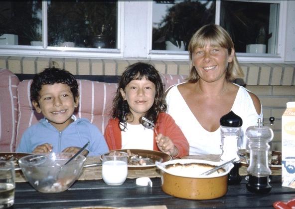 Daniel och Diana med sin adoptivmamma.