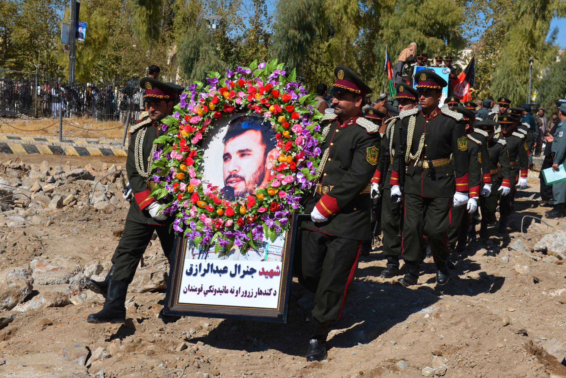 Begravning för Abdul Raziq i Kandahar.