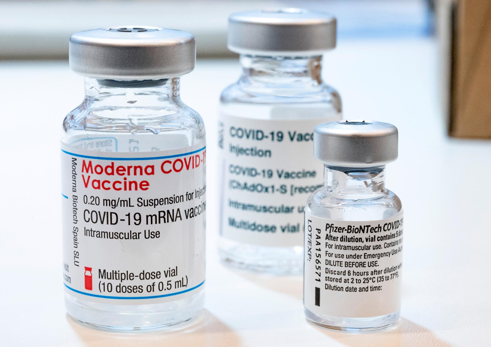 Alla under 30 år ska ta Pfizers vaccin, inte Modernas, rekommenderar Folkhälsomyndigheten.