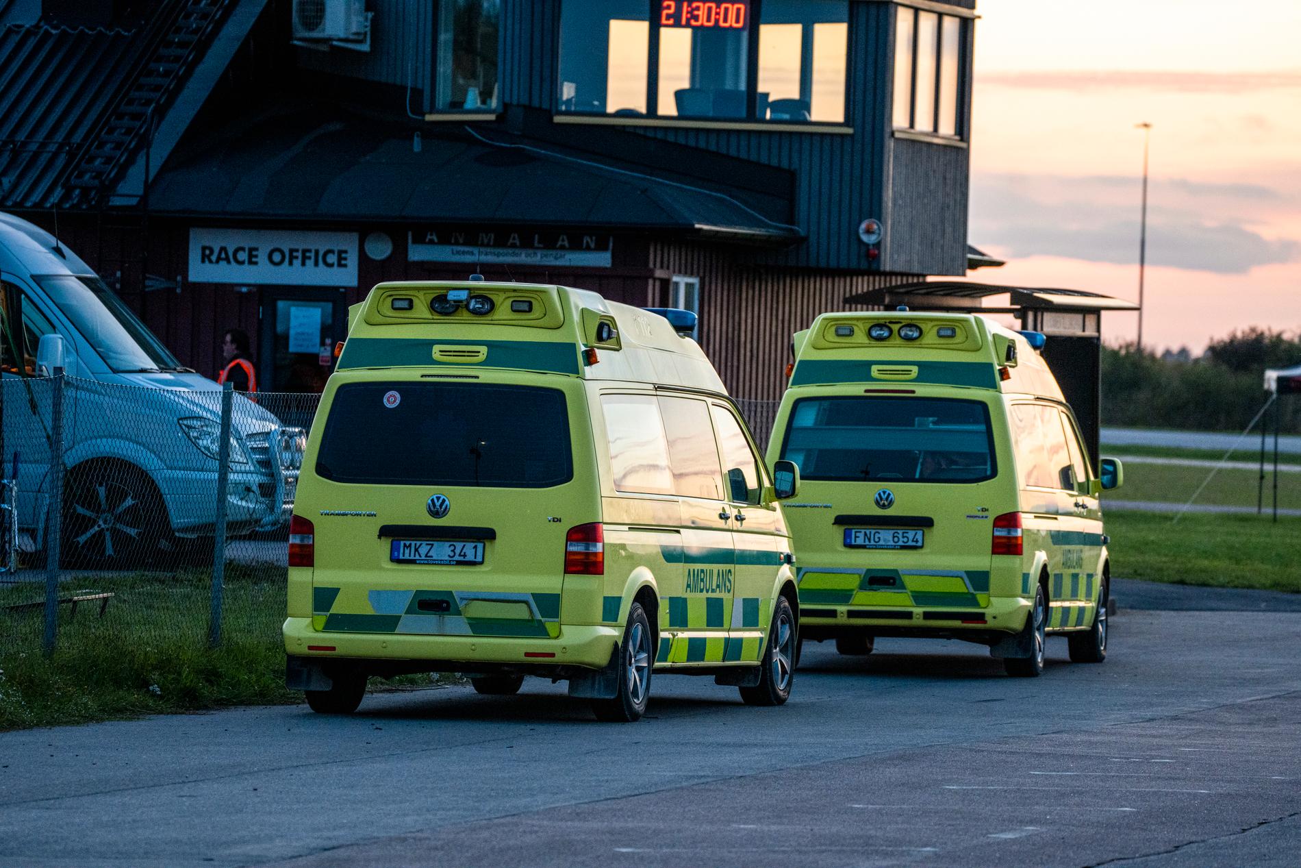 En man i 65-årsåldern dog av sina skador efter en allvarlig mc-olycka på Linköpings motorstadion. 