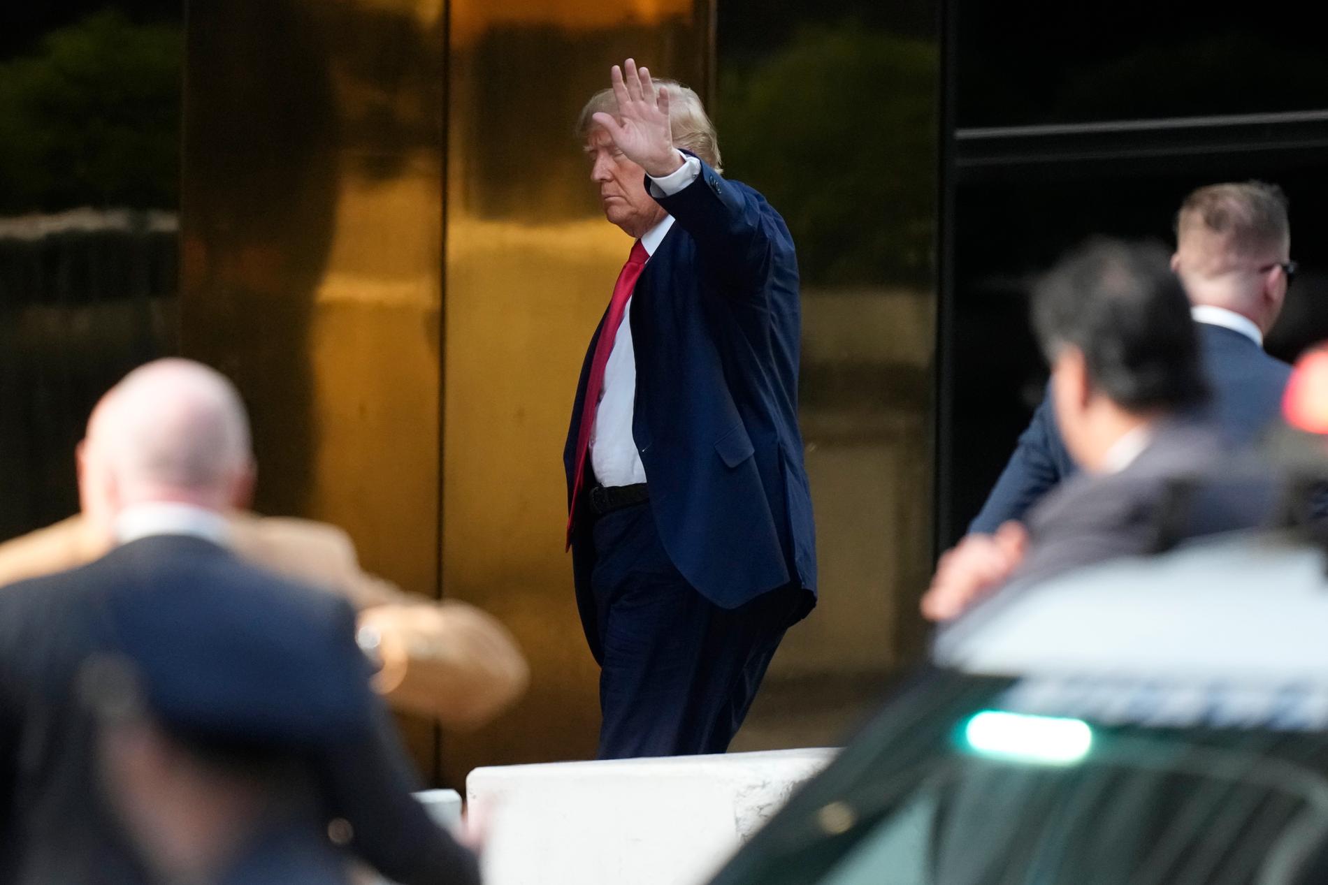 Trump vinkar till sina anhängare när han anlände till New York.