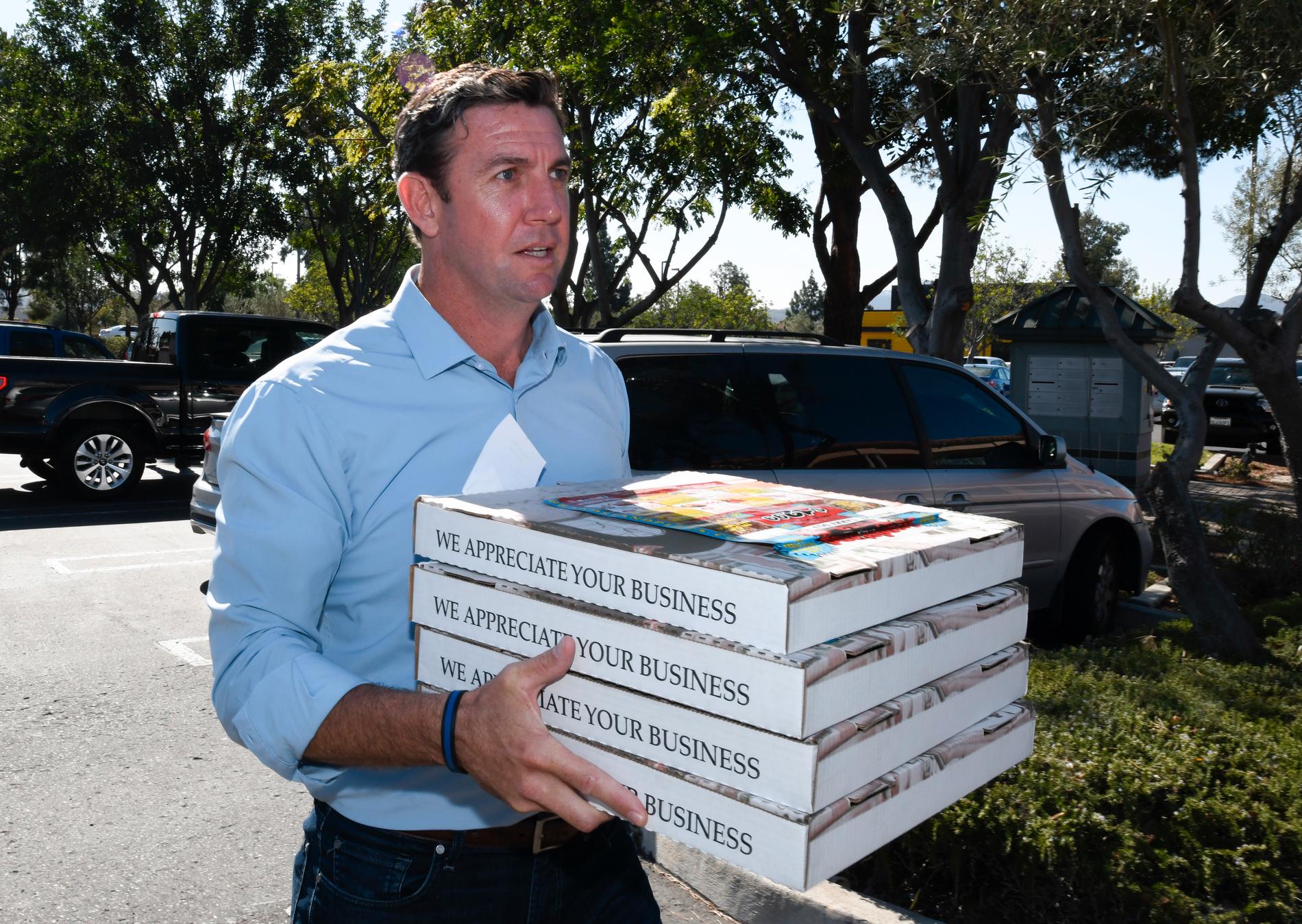 Duncan Hunter (R) som hoppas bli vald till representanthuset för södra Kaliforniens 50:e distrikt  kommer med pizza till sina valarbetare. 