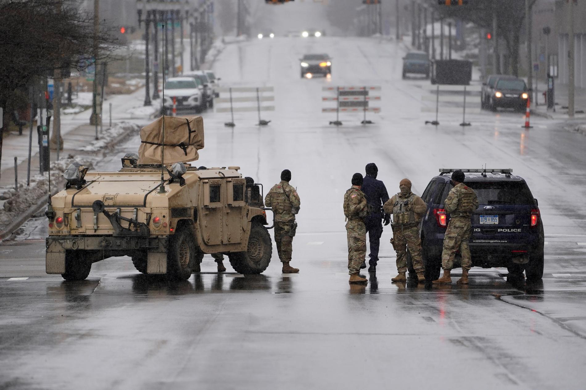Michigans nationalgarde och polis från delstatens huvudstad Lansing bevakar öde gator.
