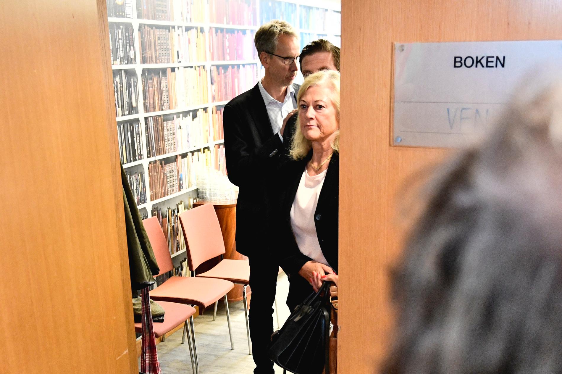 Cecilia Versteegh, styrelseledamot i Apotekstjänst, i bakgrunden Apotekstjänsts vd Tomas Hilmo, lämnar mötet med politiker i varuförsörjningsnämnden angående bristen på sjukvårdsmaterial i Region Uppsala