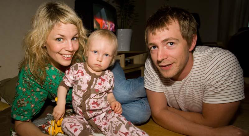 EKONOMISKA Lena Bengtsson och Johan Vikberg sparar 200 kronor till sin dotter varje månad. Ungefär så mycket sparar en fjärdedel av alla föräldrar.