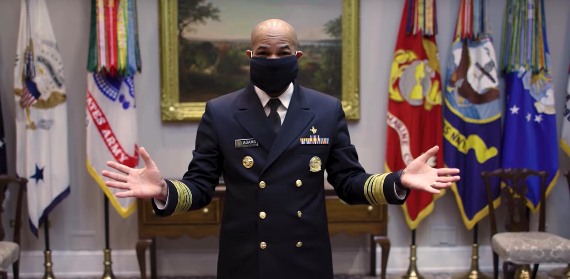 Jerome Adams i en video där han visar hur han gör munskydd av en halsduk. 