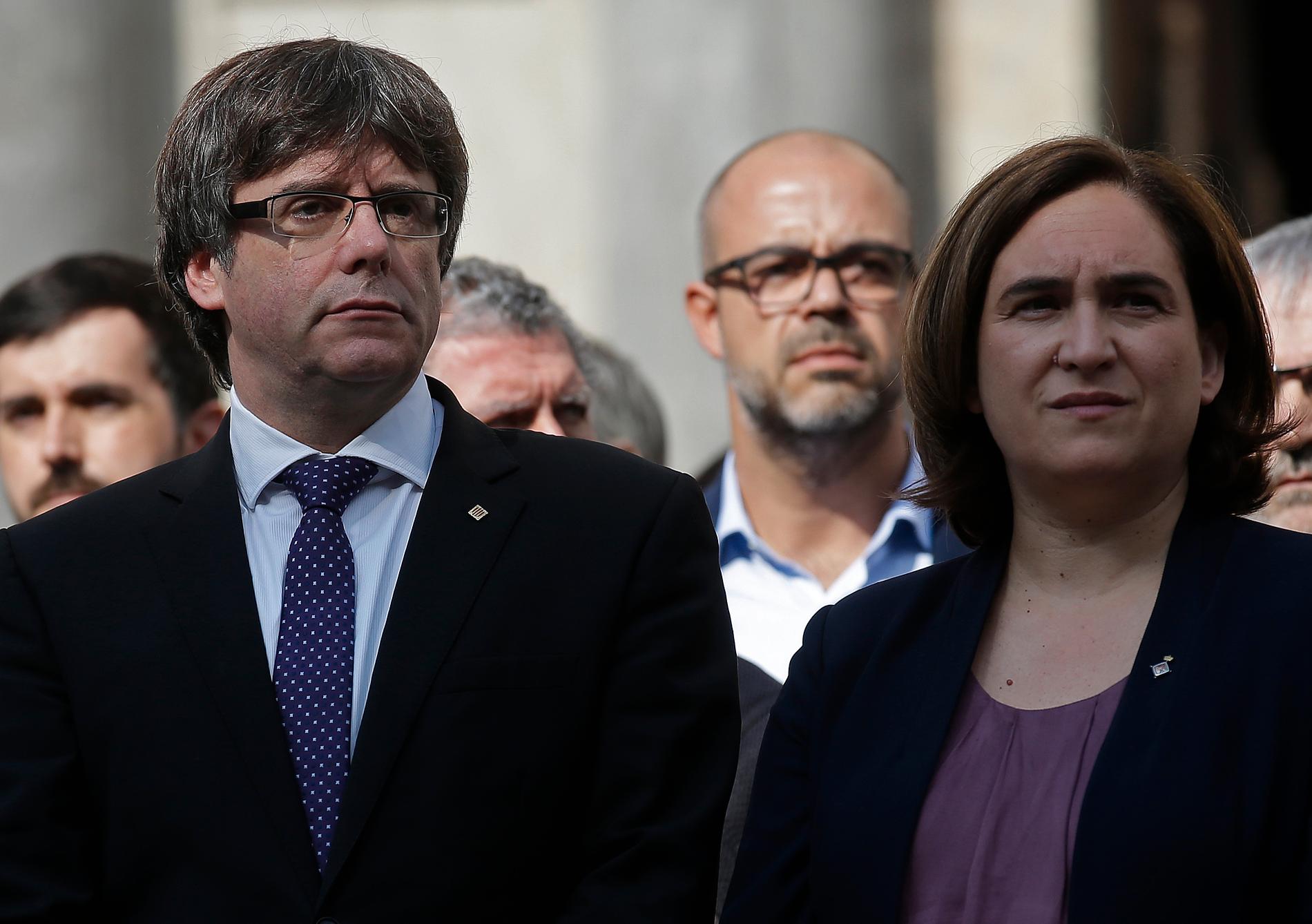 Kataloniens avsatte regionpresident Carles Puigdemont och Barcelonas borgmästare Ada Colau. Arkivbild.