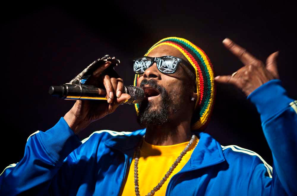Snoop Dogg, numera Lion, uppträder.