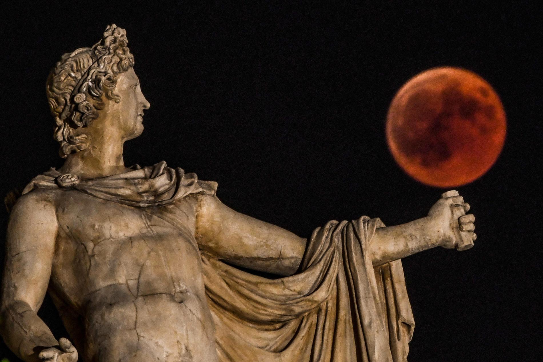 Grekiska guden Apollo beundrar blodmånen i centrala Aten.