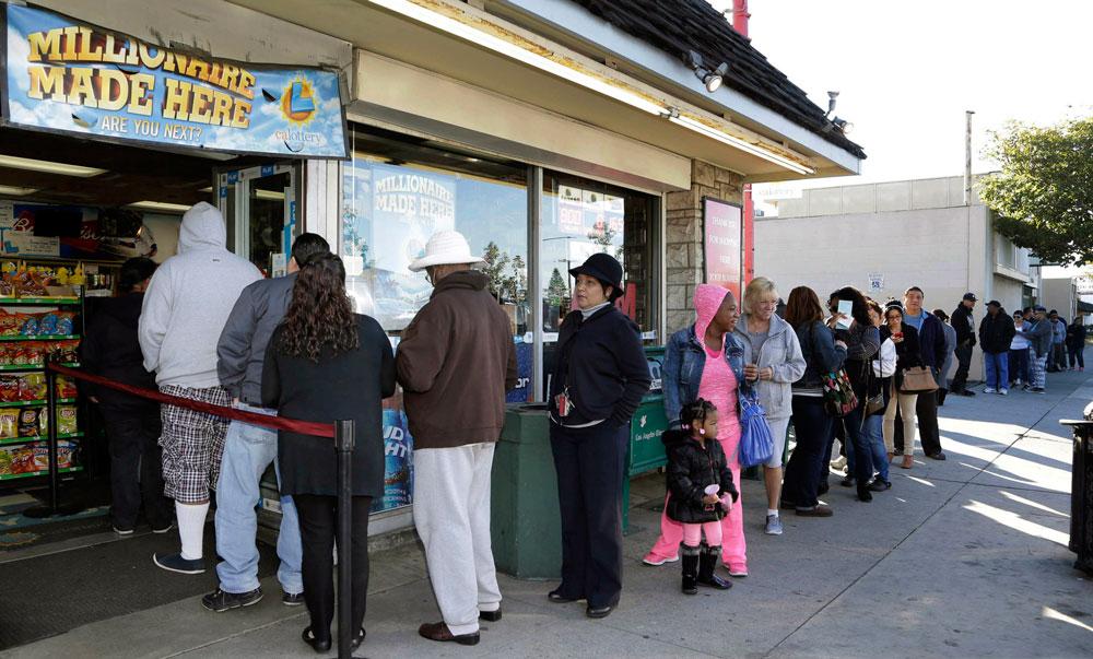 Folk köar utanför Blue Bird Liquor Store i staden Hawthorne i Kalifornien, fredagen den åttonde januari. Allt för chansen att bli miljardärer.