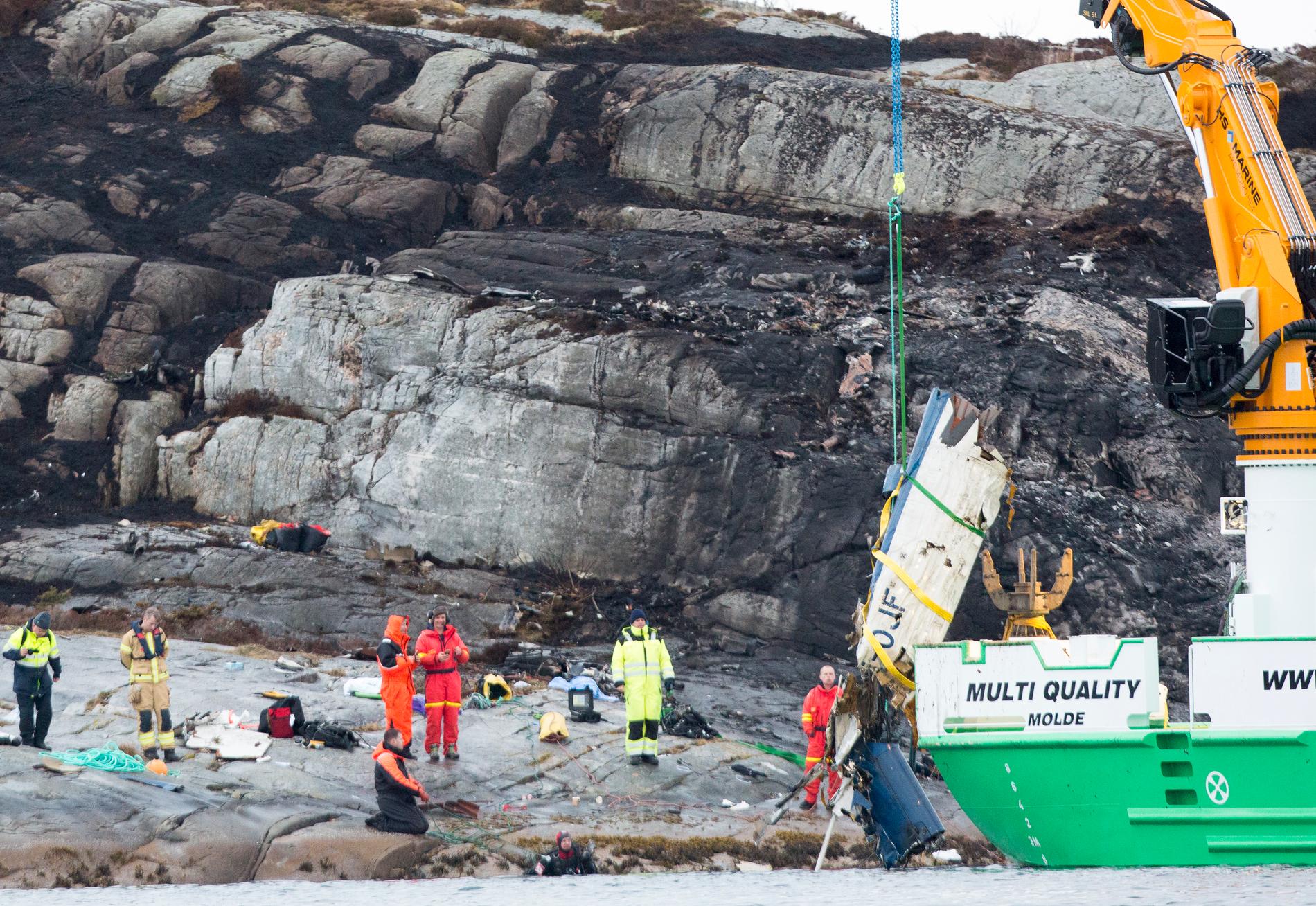 Stjärtpartiet från den kraschade Eurocopter EC-225 Super Puma helikoptern bärgades på fredagskvällen. Samtliga ombord omkom i en helikopterolycka i närheten av Bergen i Norge, enligt räddningsmyndigheter. Helikoptern var på väg från en oljeplattform i Nordsjön med 13 människor ombord när den störtade från hög höjd.