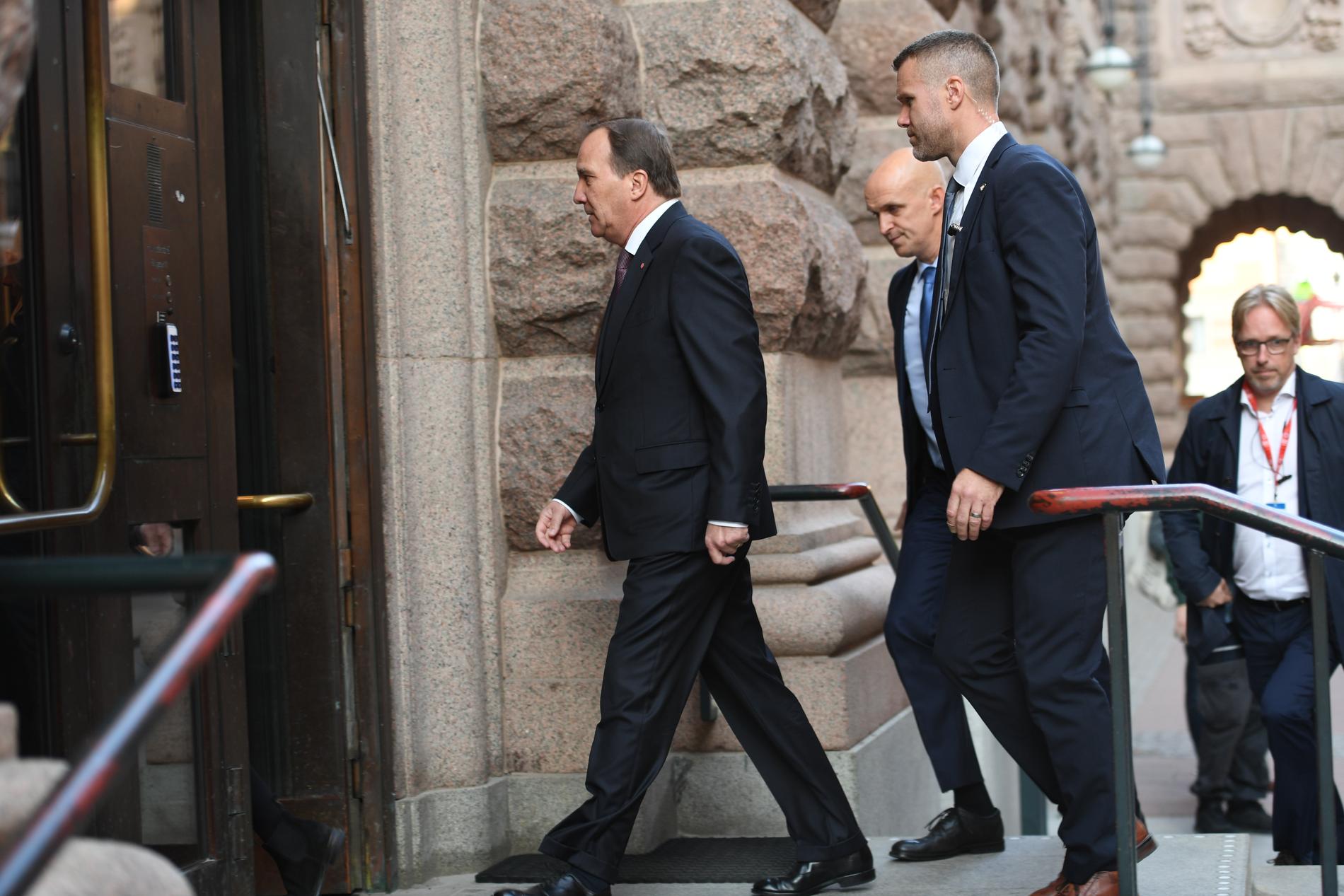 Stefan Löfen på väg till möte med talmannen.