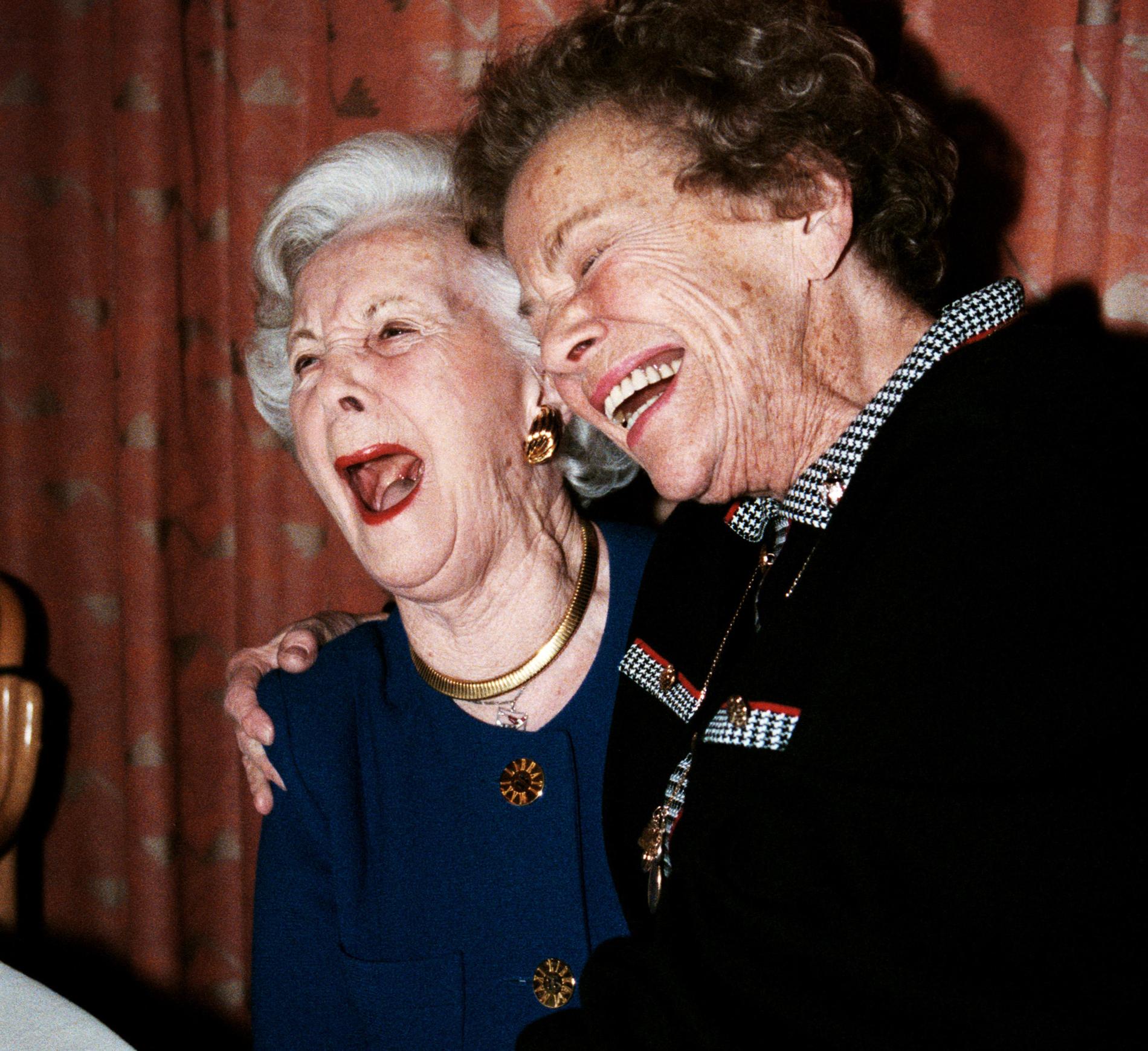 1998 Sickan Carlsson skrattar tillsammans med prinsessan Lilian.