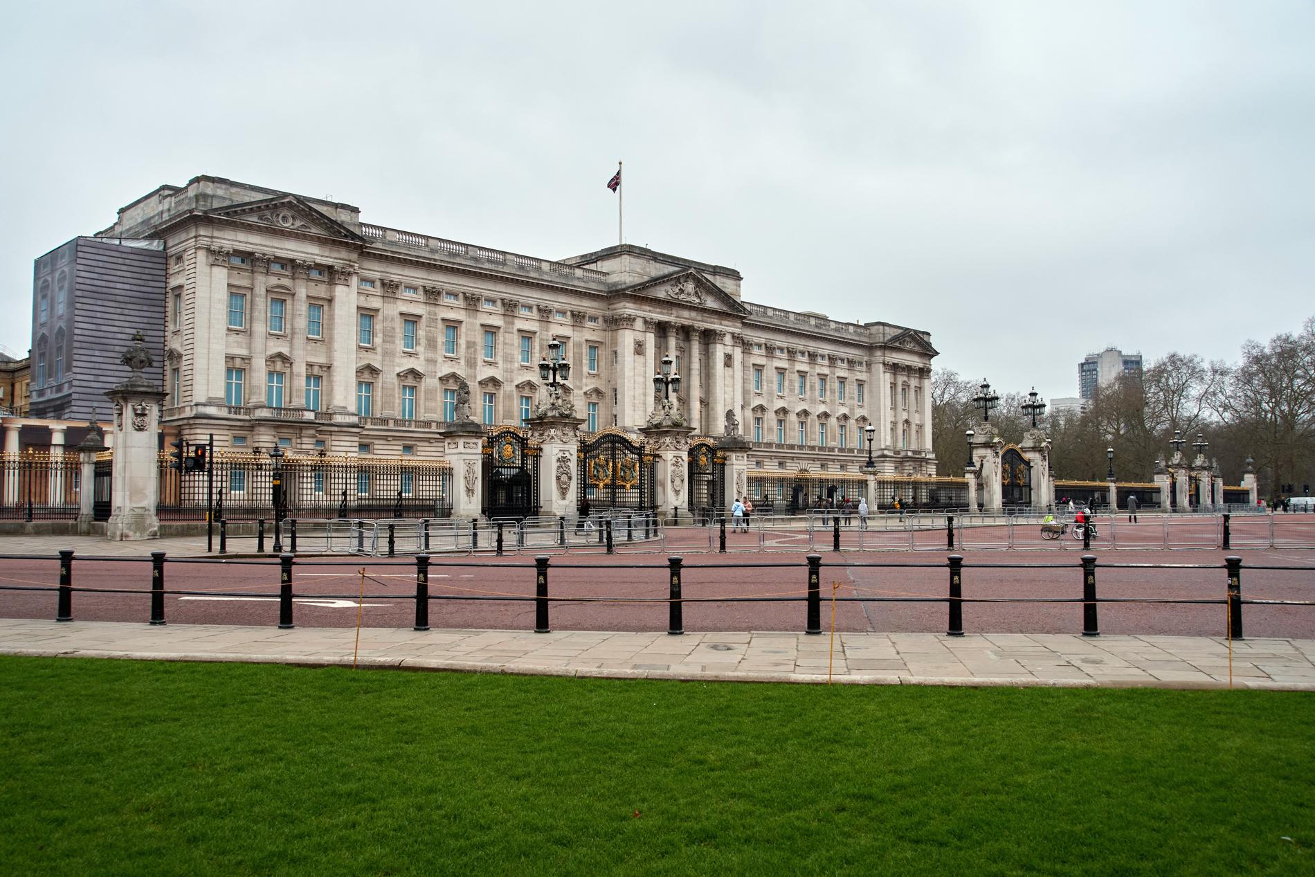 Utan alla turister ser Buckingham Palace ganska litet och betydelselöst ut.