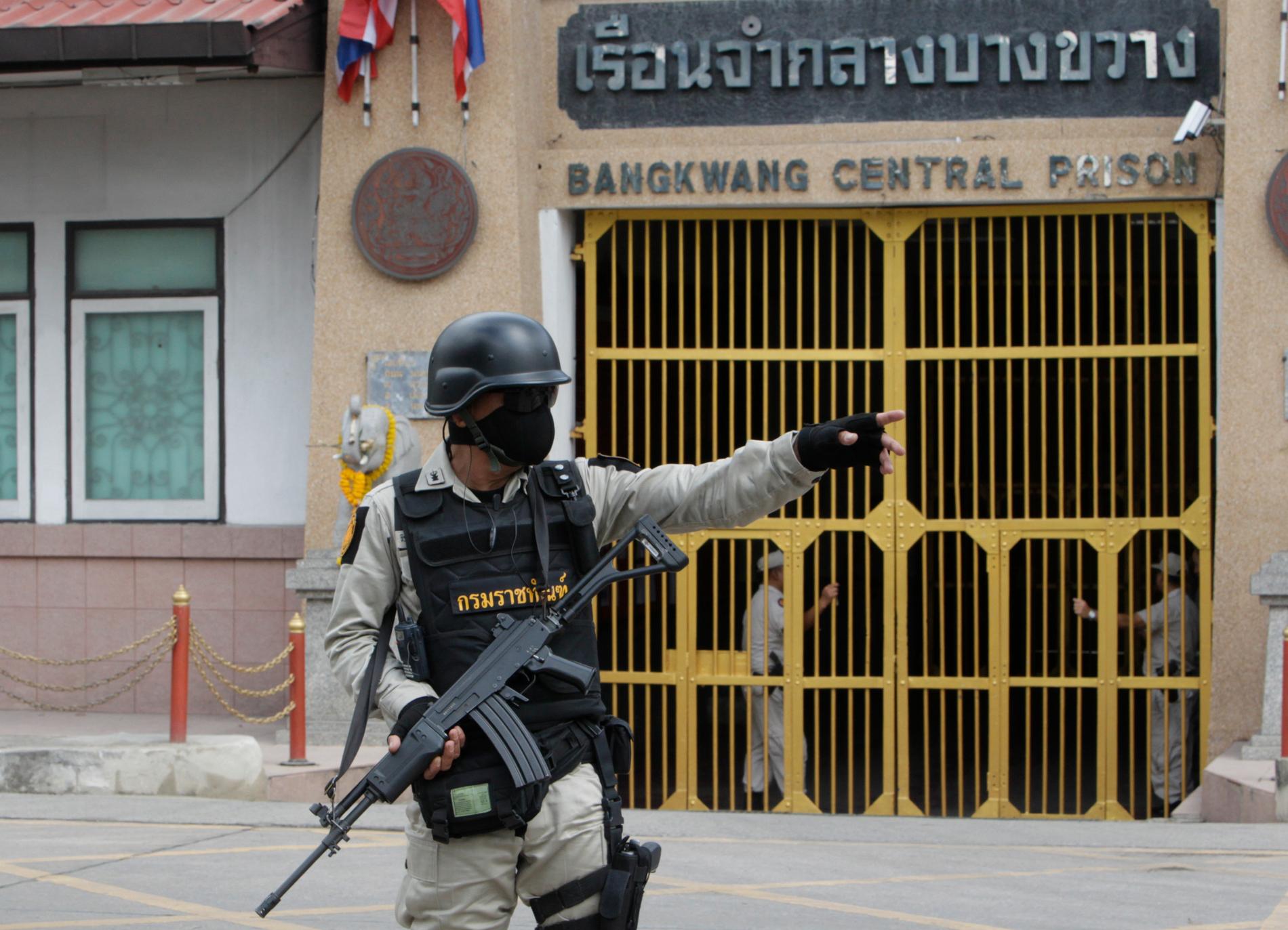 En säkerhetsvakt utanför fängelset Bangkwan i provinsen Nonthaburi i Thailand. Arkivbild.