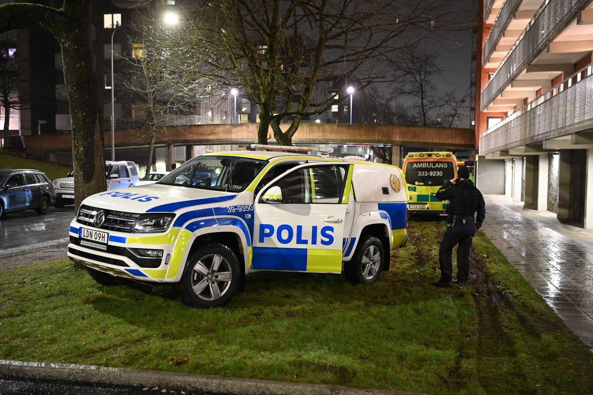 Ett stort pådrag med poliser, hundpatruller och ambulanser befann sig i Tensta på tisdagskvällen.
