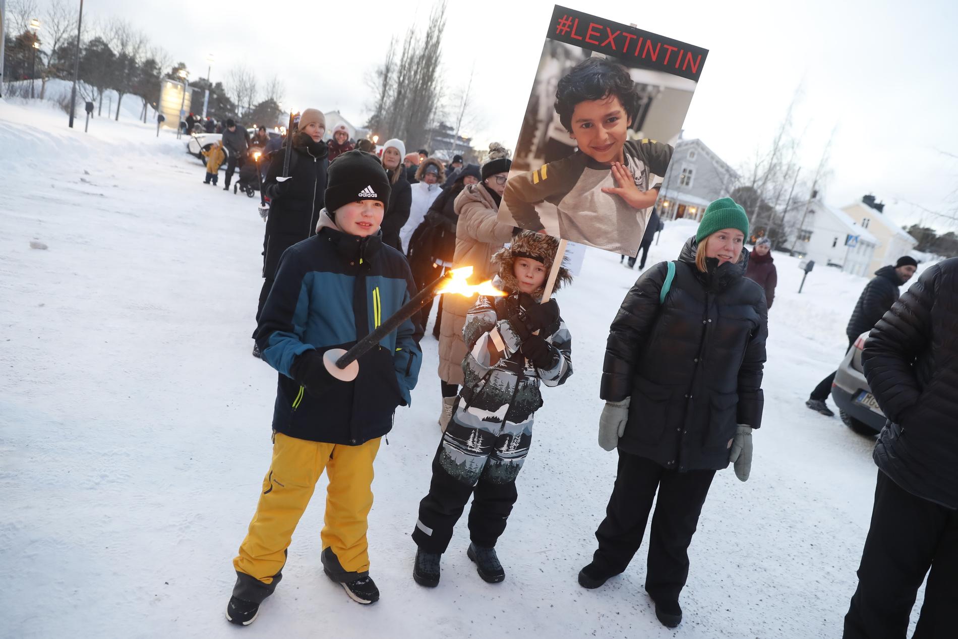 Människor samlades på en ljusmanifestation för Tintin, den åttaårige pojke i Luleå som mördades av sin pappa. 