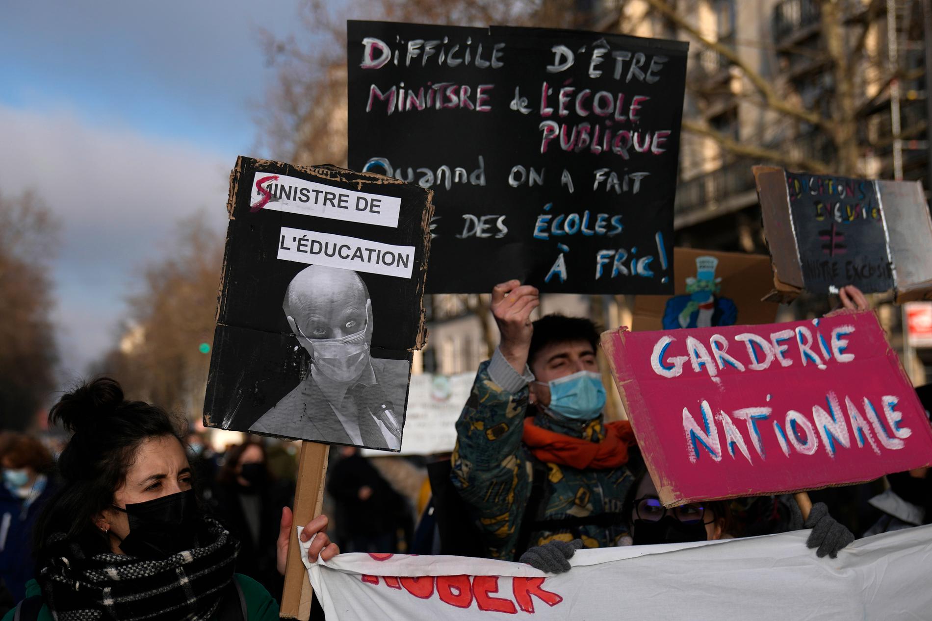 I torsdags protesterade lärare och studenter i Paris mot regeringens sätt att hantera pandemin.
