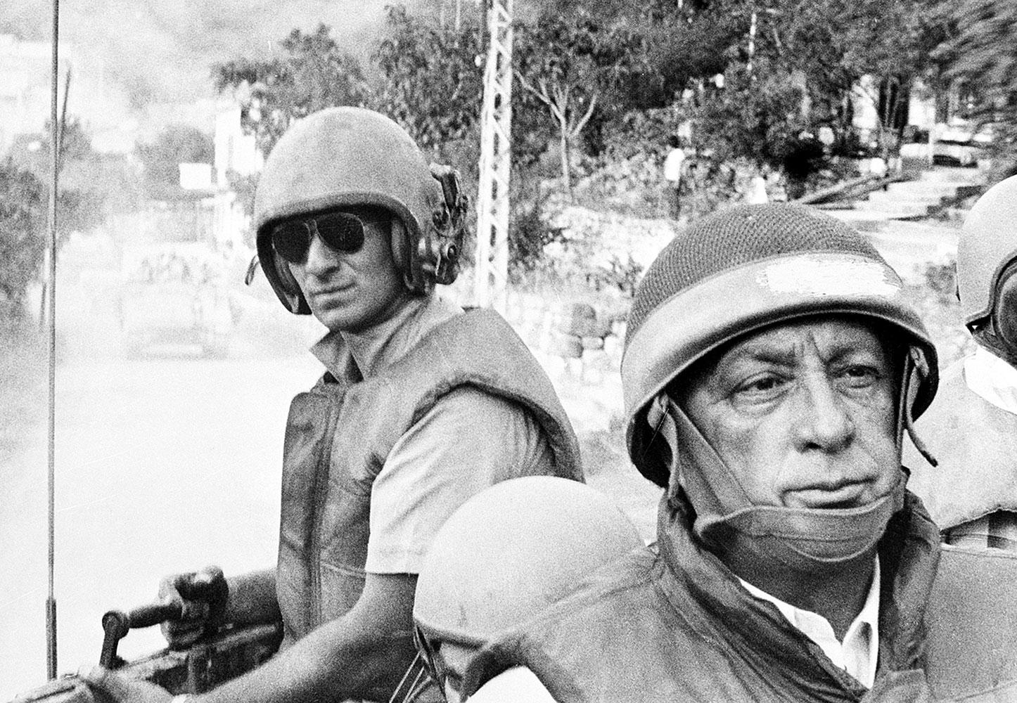 Beirut Ariel Sharon åker bandvagn i Beirut 1982. Åter efter fick han avgå som försvarsminister efter massakrerna i Sabra och Shatila