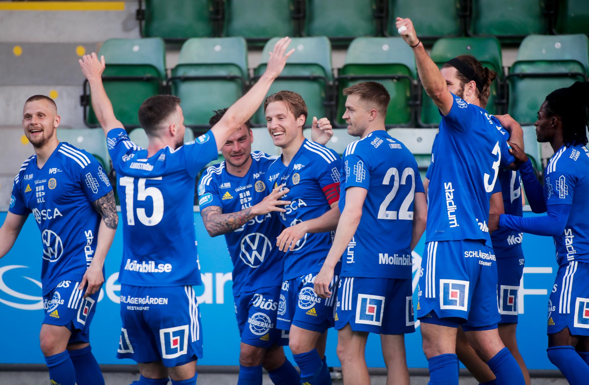 Sundsvalls lagkapten Daniel Stensson firas av lagkompisarna efter 1–0-målet mot Mjällby.