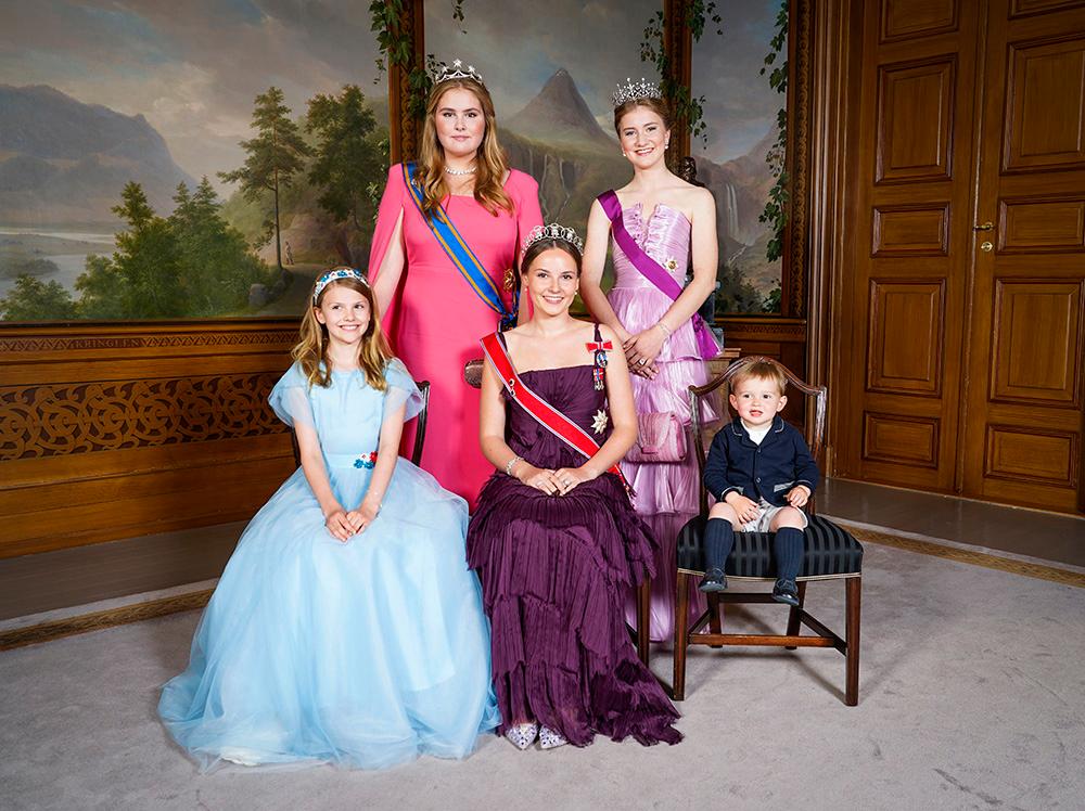 Prinsessan Catharina-Amalia och prinsessan Elisabeth (de två i bakre raden) kommer att få vara med på en festlig mottaning på Buckingham Palace kvällen före kröningen. De representerar den yngre generationen kungligheter under kröningshelgen. 