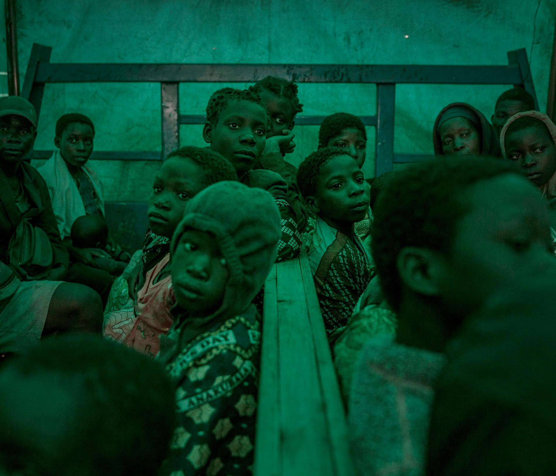 Årets fotograf 2017, Magnus Wennman. Flyktingar evakueras i lastbilar från ett otillgängligt provisoriskt flyktingläger på gränsen till Moçambique, till ett av de större lägren längre in i Malawi.