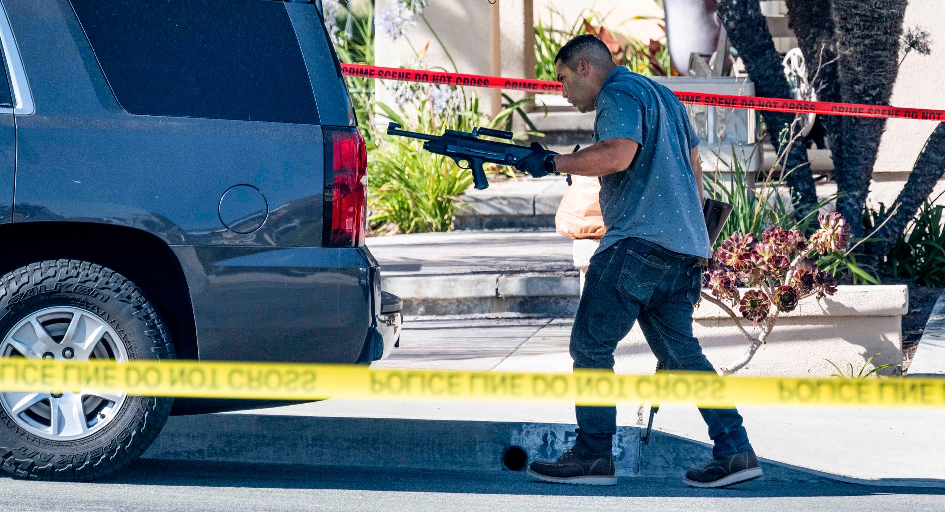 Tjänstemän undersöker en skottlossning mot ett hus i Kalifornien, fredag den 4e augusti 2023.