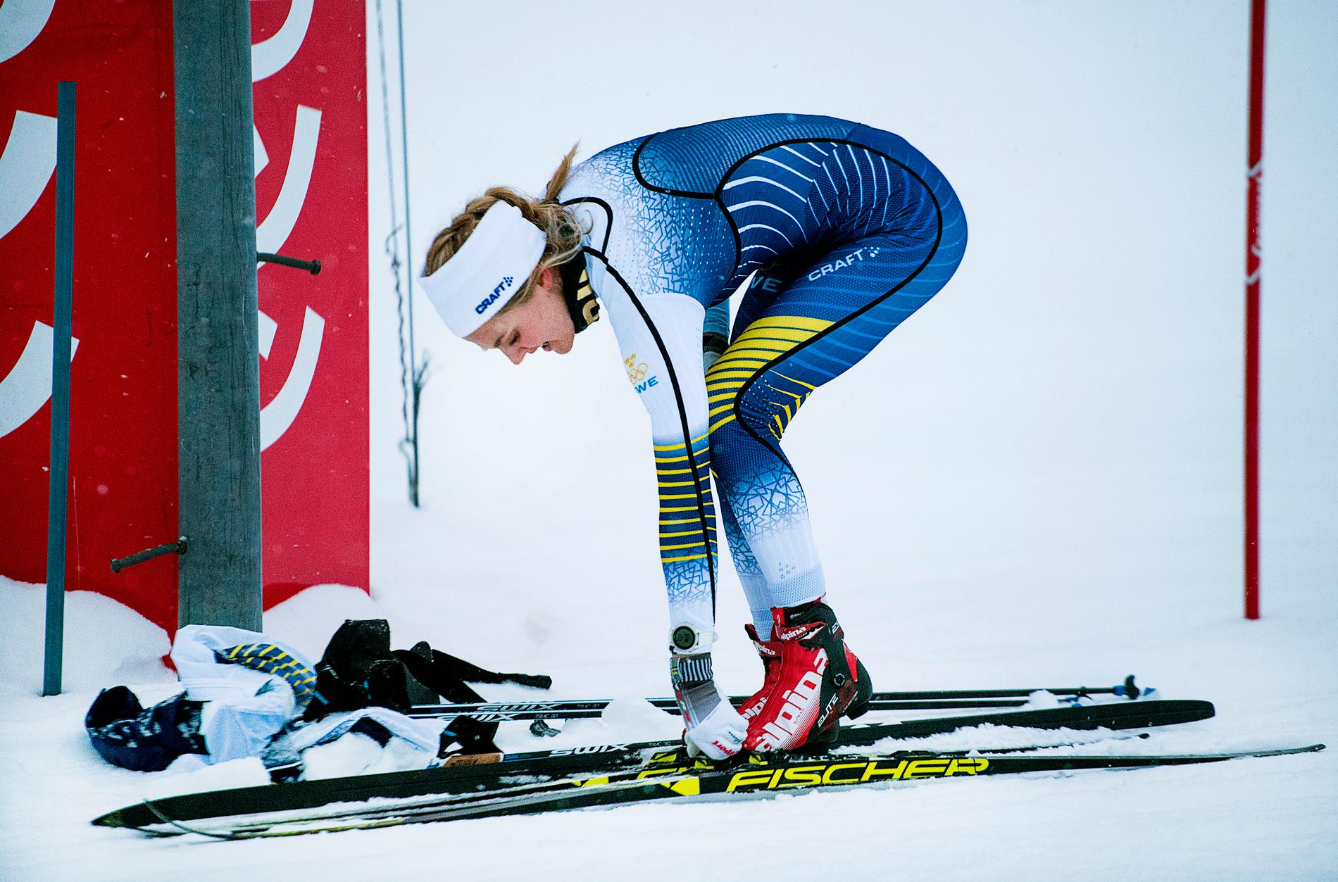 OS-premiär om tio dagar. Här genrepar Stina Nilsson och Anna Haag på distansen som väntar: skiathlon med skidbyte.