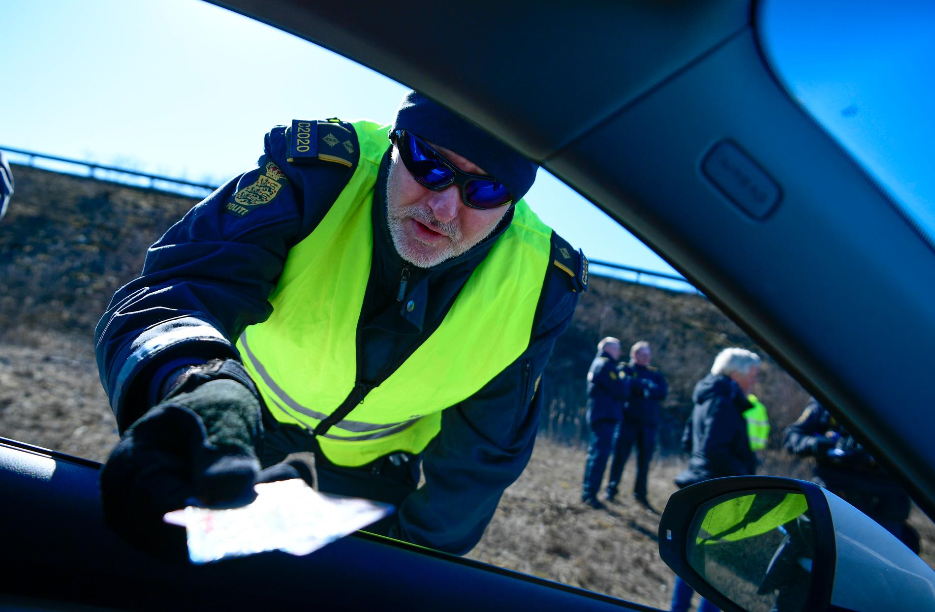 Dansk polis kontrollerar alla resenärer på Öresundsbron. Svenskar släpps bara i undantagsfall igenom, till exempel pendlare och journalister.