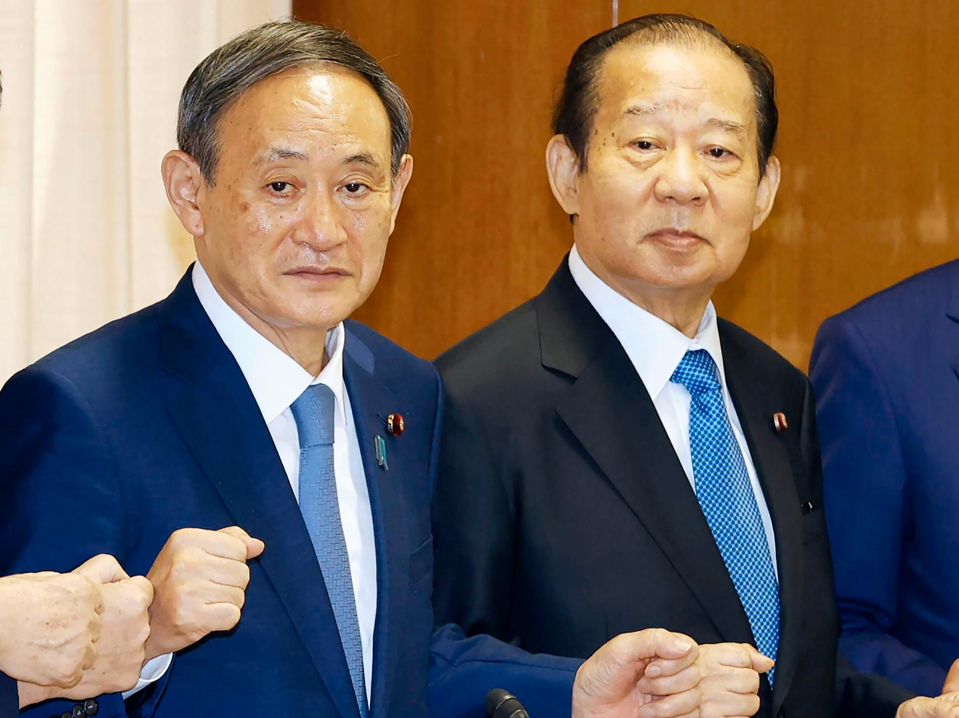 Japans premiärminister Yoshihide Suga tillsammans med Toshihiro Nikai (höger) i september förra året.