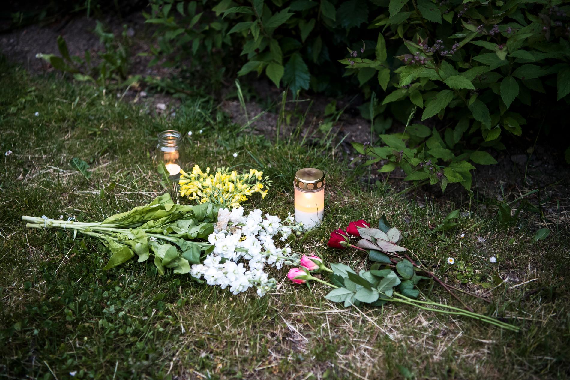 Blommor på platsen för mordet. 
