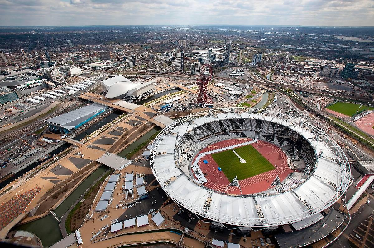 Den 27 juli invigs de olympiska spelen i den nybyggda OS-stadion i Stratford, London. Arenan rymmer 80 000 besökare.