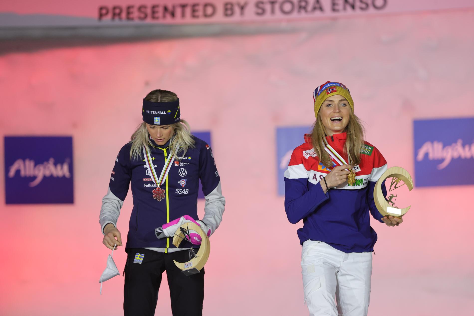 En vanlig syn under VM: Frida Karlsson (vänster) på pallen – men Therese Johaug högst upp.